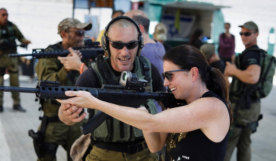 
Đã có khoảng 25.000 du khách tham dự các khóa học mỗi năm, phần lớn đến từ Mỹ, nhưng cũng có các du khách từ Trung Quốc, Canada và các quốc gia Nam Mỹ. Để tham gia khóa học chống khủng bố, mỗi khách du lịch trả khoản phí 100 USD. Trong một buổi đào tạo, người huấn luyện sẽ tạo ra tình huống tấn công khủng bố giả lập, tấn công bằng súng, dao nhằm hướng dẫn cách ứng phó cho những học viên.
