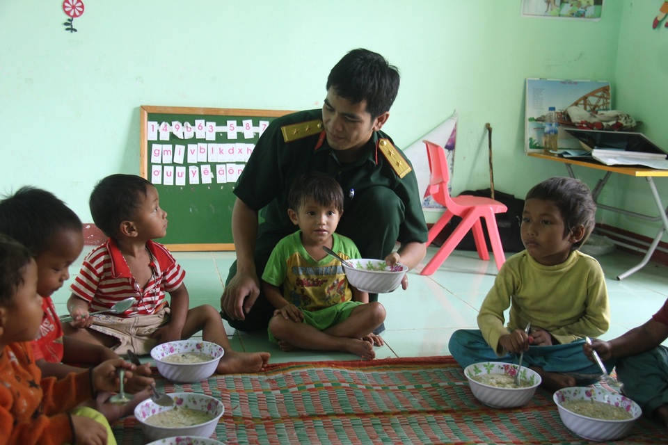Chi 20,9 tỷ đồng phòng, chống suy dinh dưỡng trẻ em miền núi - 1 Bữa ăn của trẻ em mầm non huyện miền núi Sơn Tây, Quảng Ngãi