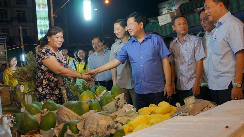 Nửa đêm Bí thư Thăng gọi điện cho Chủ tịch Hà Giang hỏi... giá cam - 1 Bí thư Đinh La Thăng hỏi thăm sức khỏe, tình hình buôn bán của tiểu thương tại chợ đầu mối nông sản Thủ Đức