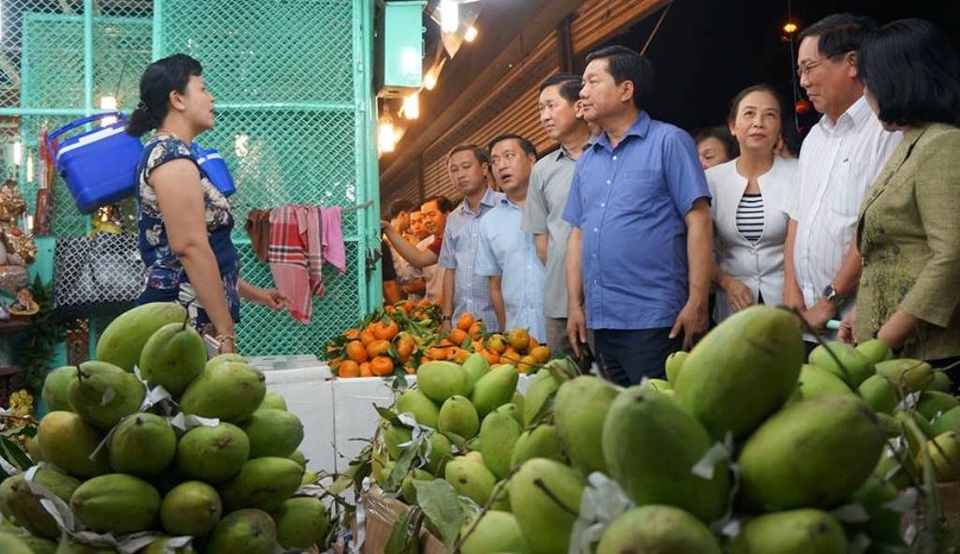 Nửa đêm Bí thư Thăng gọi điện cho Chủ tịch Hà Giang hỏi... giá cam - 2 Bí thư Đinh La Thăng hỏi giá cả, xuất xứ trái cây tại chợ đầu mối nông sản Thủ Đức