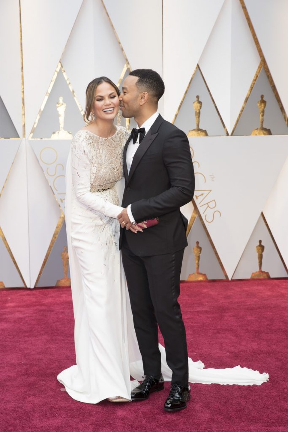 “Bà xã” John Legend lên tiếng về khoảnh khắc ngủ gật trong lễ trao giải Oscar - 5
Ngoài việc ngồi yên để vợ tựa lên vai ngủ gật, John đã dành cho vợ những cử chỉ ngọt ngào như thế này trên thảm đỏ.