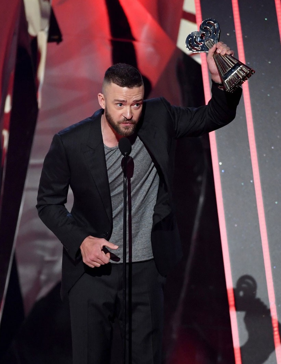 Diện váy ánh kim khoét sâu, Christina Milian hút mọi ánh nhìn - 26
Justin Timberlake giành giải Ca khúc của năm với “Can’t Stop the Feeling” và đã có một bài phát biểu cảm động về sự khác biệt.