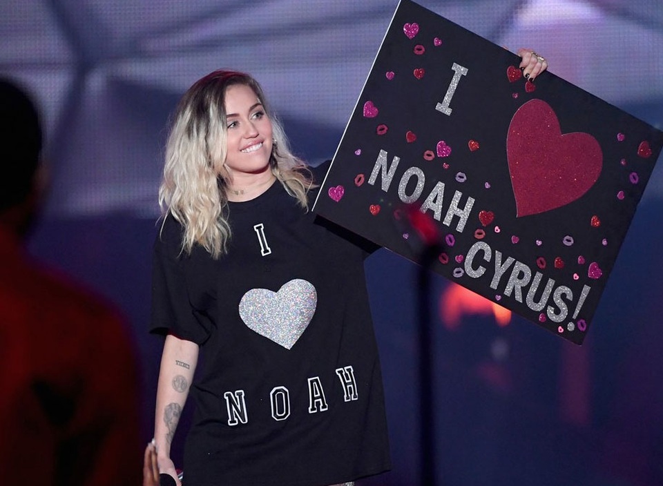Diện váy ánh kim khoét sâu, Christina Milian hút mọi ánh nhìn - 15
Miley Cyrus kín đáo và giản dị lạ thường trên sân khấu lễ trao giải.