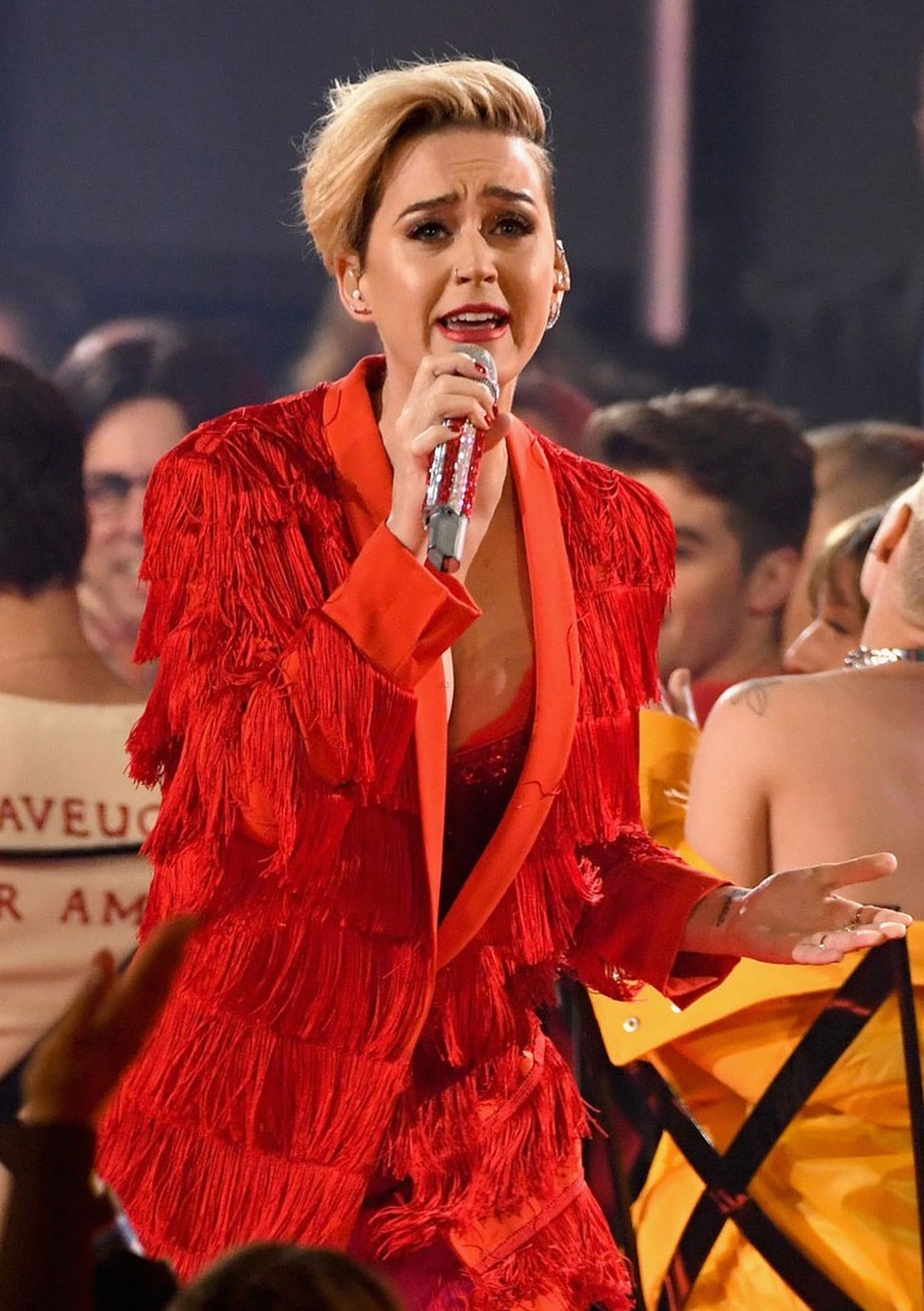 Diện váy ánh kim khoét sâu, Christina Milian hút mọi ánh nhìn - 23
Katy Perry trình diễn máu lửa trên sân khấu.