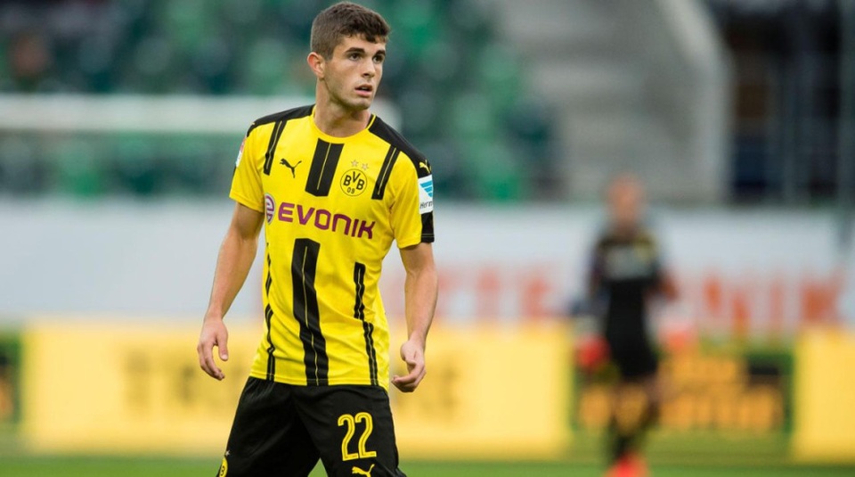 Pulisic đã có tới 11 lần khoác áo đội tuyển Mỹ dù anh mới bước sang tuổi 18. Tuy nhiên, cầu thủ trẻ này xứng đáng với điều đó. Sau khi gia nhập Dortmund năm 2015, Pulisic nhanh chóng chứng minh được tài năng của mình. Mùa này, anh đã ra sân 31 trận đấu cho đội bóng vùng Ruhr.