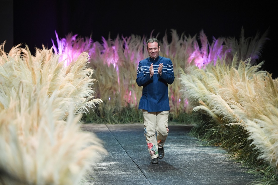 Tuy là một người ngoại quốc nhưng Chu La say mê với văn hóa Việt, đời sống Việt, hình ảnh Việt và chất liệu Việt. Đây là lần thứ 12 anh tham gia tuần lễ thời trang Việt Nam nhưng bất kì lần nào anh xuất hiện cũng mang theo hình ảnh và chất liệu Việt. Thiết kế của Chu La dành cho những tín đồ thời trang thích chất liệu tự nhiên và những đường kí họa biến hóa như những dòng chảy của những con sông hoặc những dòng nhạc. Chu La luôn muốn có sự kết hợp phong cách giữa đông và tây và Chu La đã thực hiện giấc mơ ấy một cách hoàn thiện ở Hà Nội.