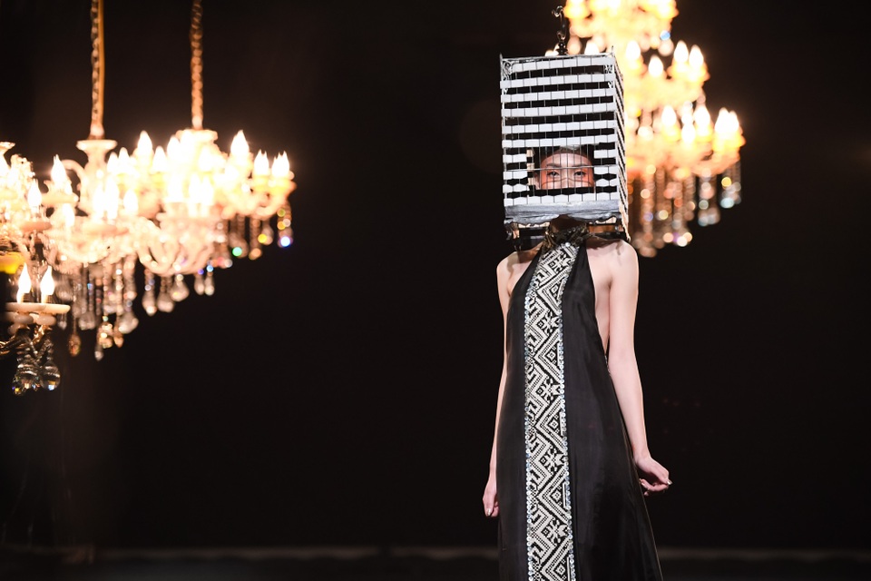 Bộ sưu tập của anh mang kiểu dáng cổ điển, giống như những bộ trang phục của quý bà lịch lãm châu Âu, chất liệu thổ cẩm và lụa nhưng có đính kim sa làm điểm kết nối giữa đông và tây.