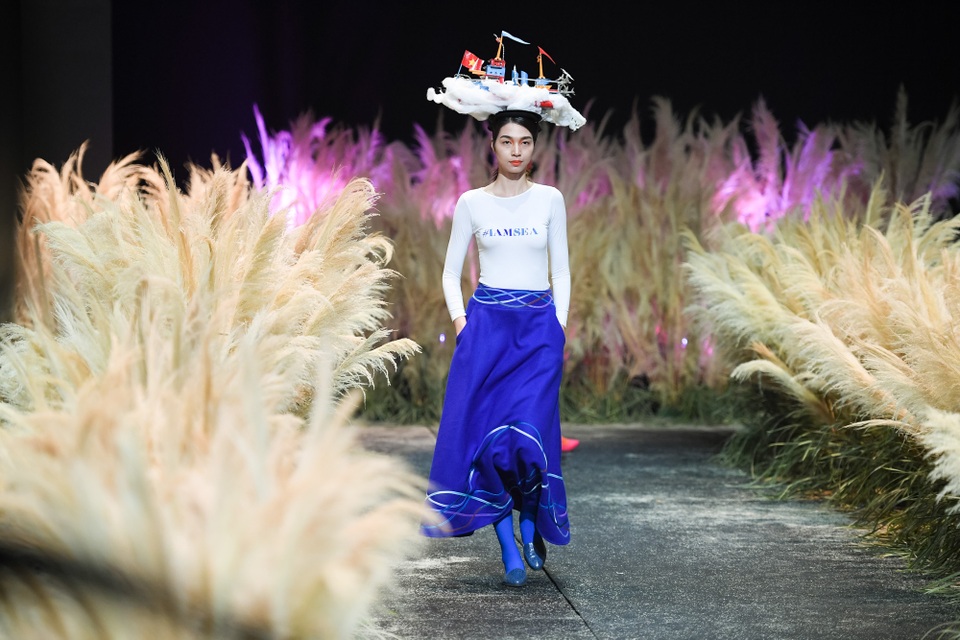 Chính vì thế, chỉ cần một vệt đèn đường, một cái đĩa hát hay những viên gạch cũ, bảng phi tiêu… cũng có thể trở thành hoa văn trên trang phục. Có thể nói, Chu la mang cả thế giới quan của anh vào trong thời trang. Nhìn những bản thiết kế của anh, người ta thấy cả thế giới đang chuyển động theo một trật tự khác lạ.