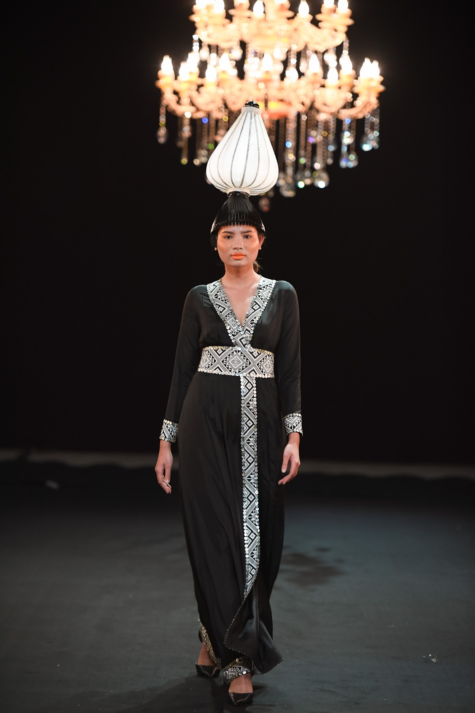 Đêm thời trang cao cấp, không còn Chu La với sắc màu mà thay vào đó là Chu La sang trọng, huyền bí.