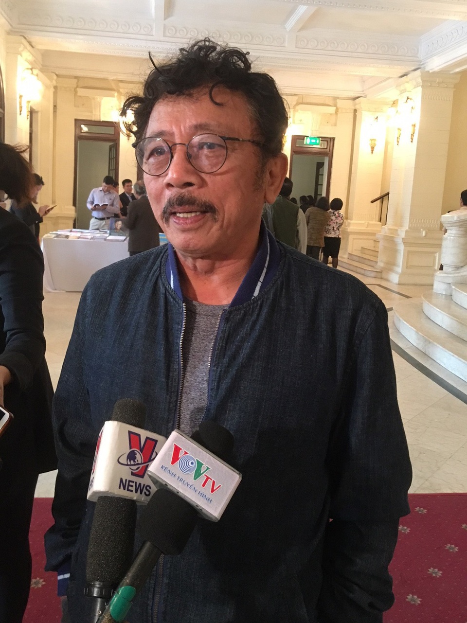 Nhà văn Chu Lai: “Những vụ bạo hành trẻ em gần đây thật sự kinh hoàng” - 1 Nhà văn Chu Lai trả lời phỏng vấn của phóng viên báo Dân trí. Ảnh: Hà Tùng Long.