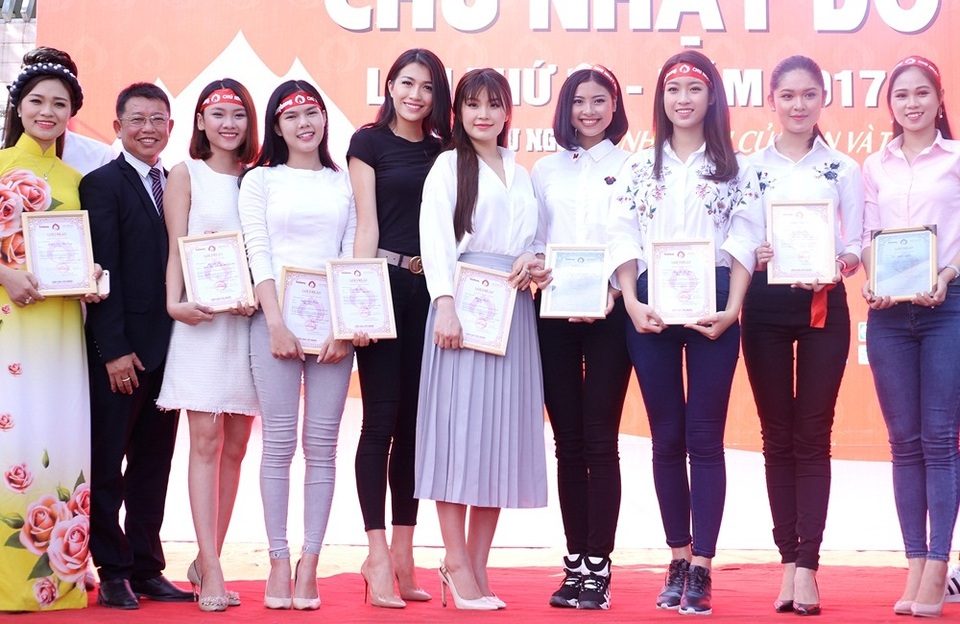 Ngày hội còn có sự tham gia của nhiều người đẹp như: Hoa hậu Mỹ Linh, Á hậu Diễm Trang, Á hậu Thuỳ Dung... Trên sân khấu sự kiện, dàn người đẹp có dịp chia sẻ cảm xúc.