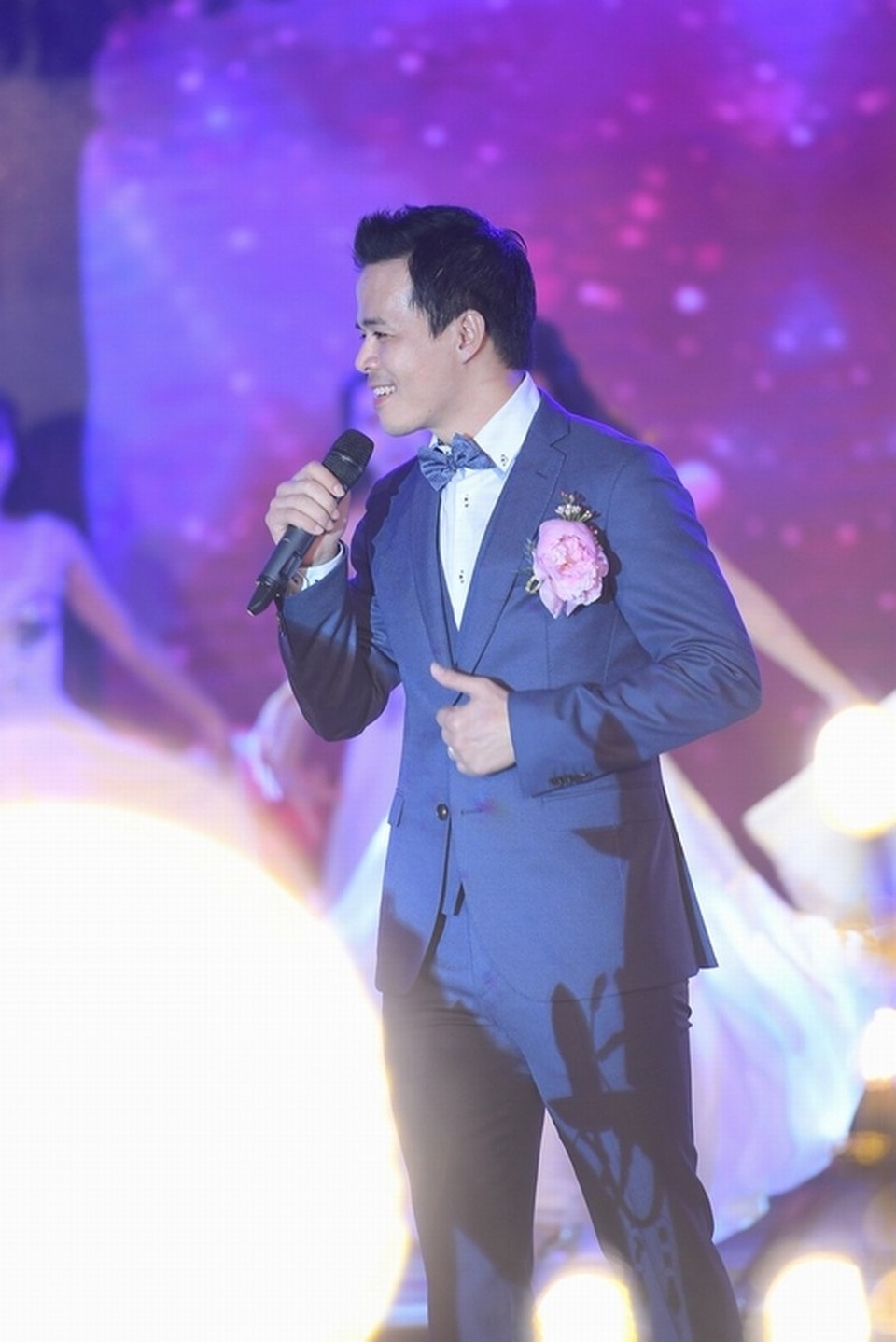 Đặc biệt, tiết mục biểu diễn của chính chú rể Việt Anh - ca khúc “Điều gì đó” đã khiến không khí bữa tiệc trở nên vui vẻ và ấm áp hơn bao giờ hết. Bài hát cũng chính là câu chuyện của anh khi bị “sét đánh” ngay lần đầu tiên với cô. Được biết, sau khi tốt nghiệp loại ưu, Sang Lê mới quyết định yêu Việt Anh, đây là người đàn ông đầu tiên khiến cô mở lòng.