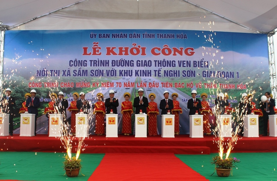 Chủ tịch nước cùng các đại biểu động thổ dự án