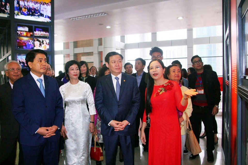 Trường chuyên Hà Nội - Amsterdam khánh thành “không gian truyền thống” - 1
Phó Thủ tướng Vương Đình Huệ và Chủ tịch UBND TP Hà Nội Nguyễn Đức Chung thăm không gian truyền thống.