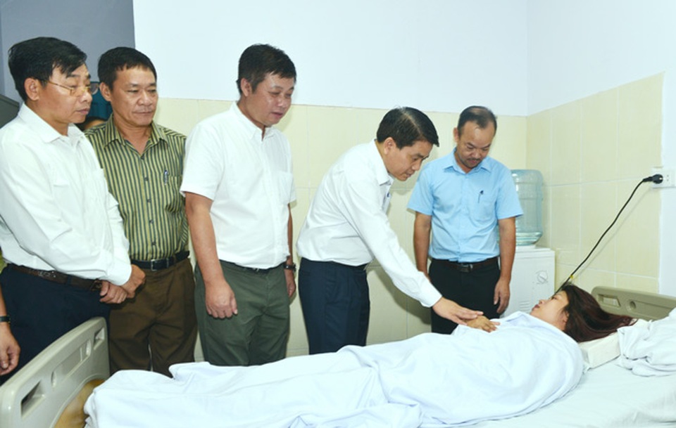 Chủ tịch Hà Nội thăm nữ công nhân bị hành hung - 1 Ông Nguyễn Đức Chung - Chủ tịch UBND TP Hà Nội đến bệnh viện hỏi thăm sức khỏe nữ công nhân môi trường bị hành hung