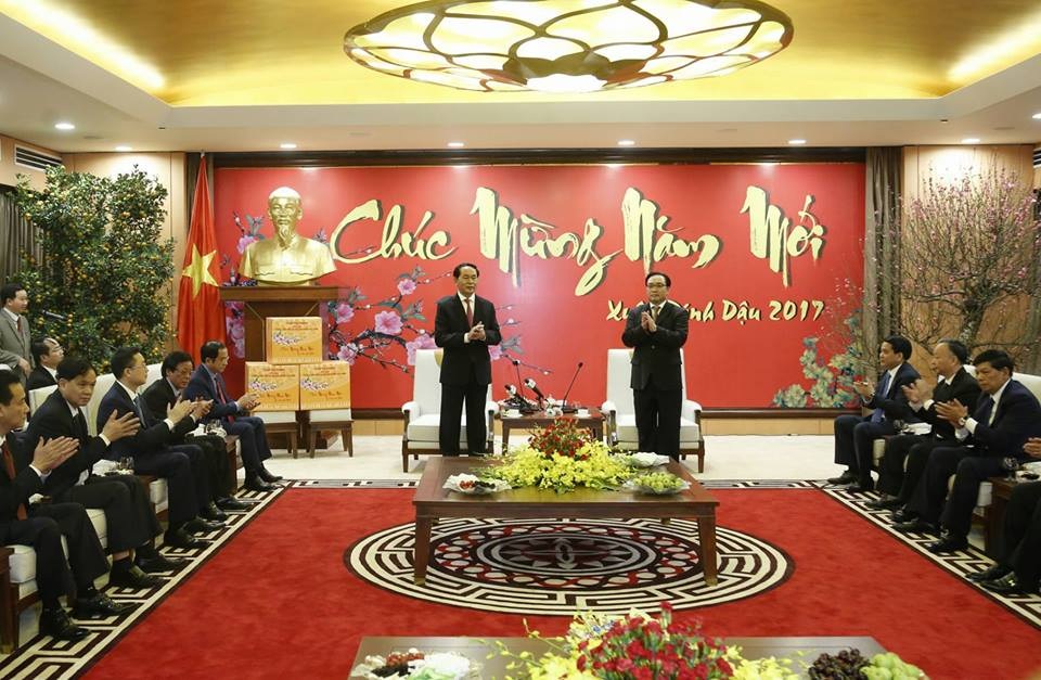 Người dân cả nước hân hoan trong phút giao thừa - 13 Người dân cả nước hân hoan trong phút giao thừa - 13
