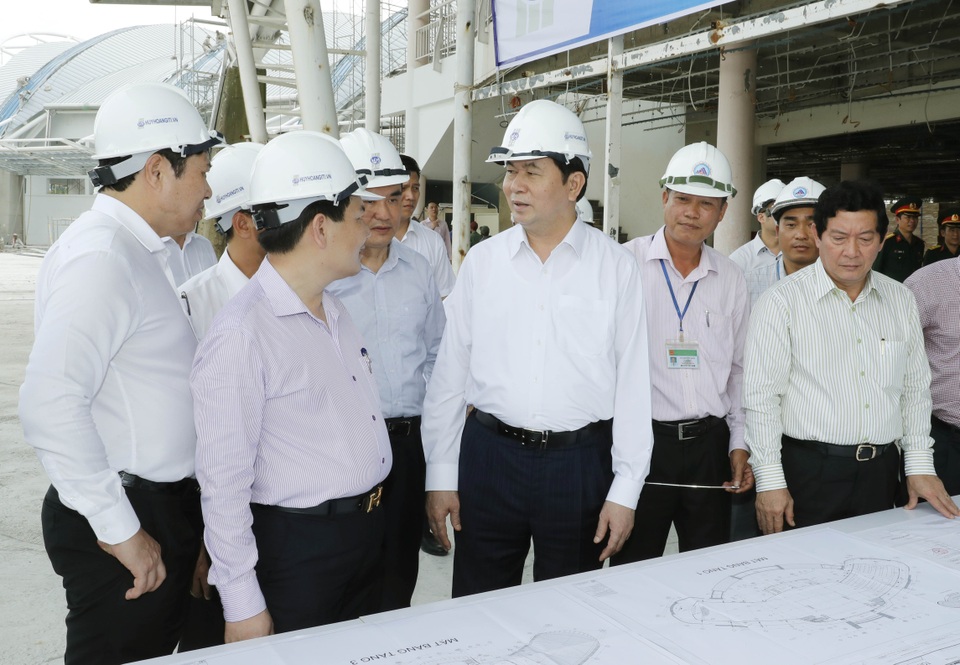 Chủ tịch nước bấm nút khởi động đồng hồ đếm ngược chào APEC 2017 - 2
Chủ tịch nước Trần Đại Quang kiểm tra công trình Trung tâm Báo chí quốc tế. Ảnh: Nhan Sáng-TTXVN