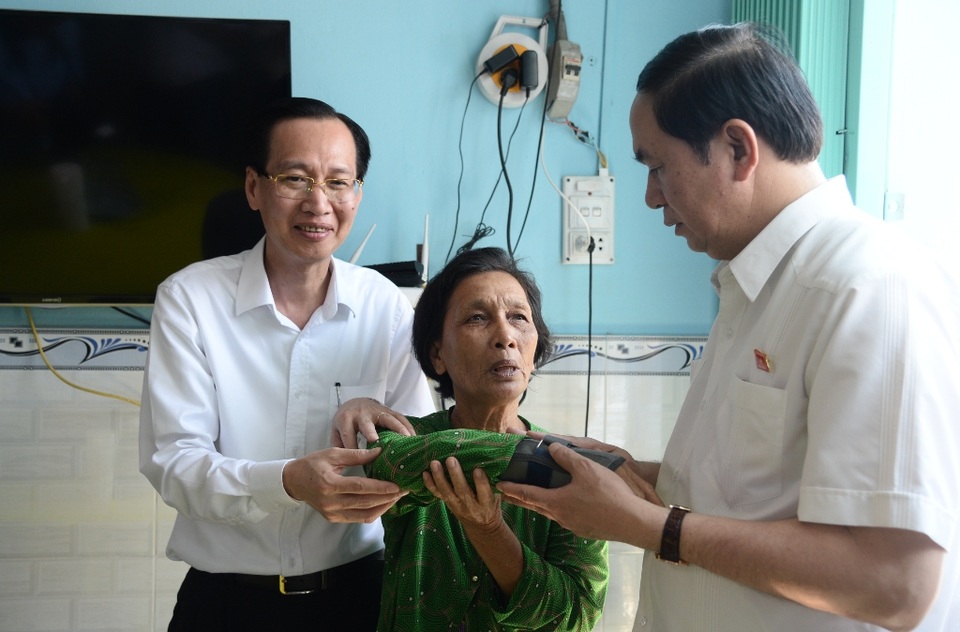 Chủ tịch nước: Phải sớm kéo Cần Giờ vào gần trung tâm TPHCM - 3
Chủ tịch nước Trần Đại Quang tới thăm hỏi và tặng quà cho bà Nguyễn Thị Nhị - một người con liệt sĩ sống ở ấp Giồng Ao, thị trấn Cần Thạnh.