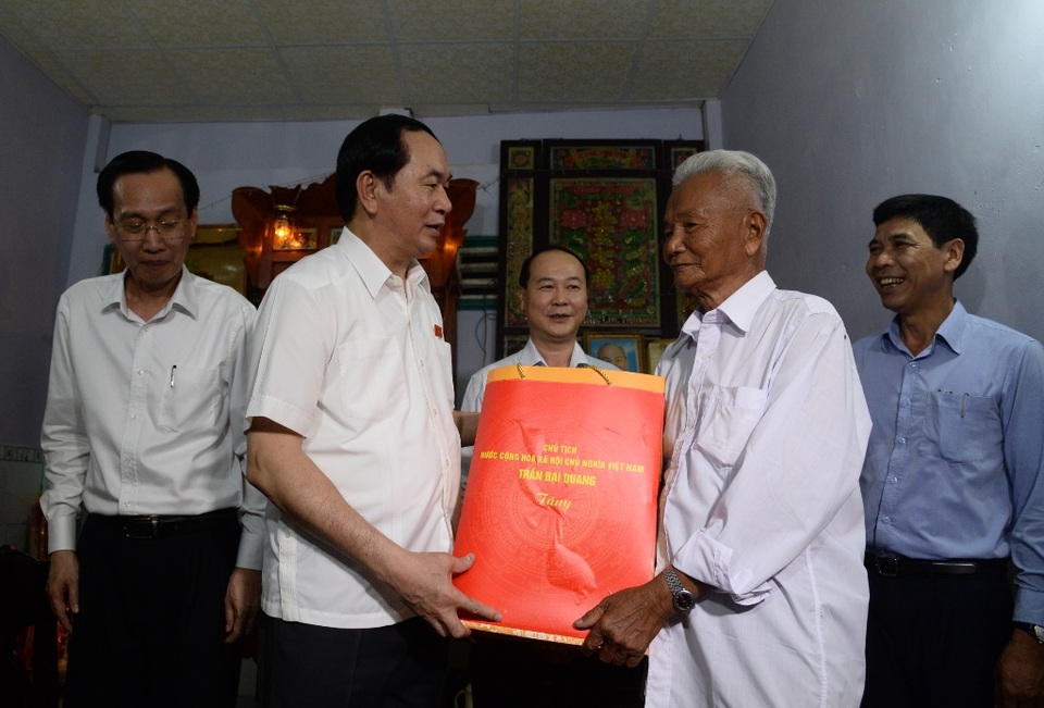 Chủ tịch nước: Phải sớm kéo Cần Giờ vào gần trung tâm TPHCM - 2
Chủ tịch nước Trần Đại Quang tới thăm hỏi và tặng quà cho cụ Nguyễn Văn Mạnh (thị trấn Cần Thạnh) là một lão thành cách mạng.