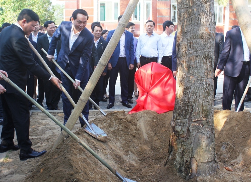 Lọc hóa dầu Nghi Sơn phấn đấu cho ra sản phẩm trong tháng 8/2017 - 3 Chủ tịch nước, lãnh đạo các bộ, ngành Trung ương và tỉnh Thanh Hóa trồng cây lưu niệm tại khuôn viên Ban Quản lý Khu kinh tế Nghi Sơn và các Khu công nghiệp tỉnh Thanh Hóa