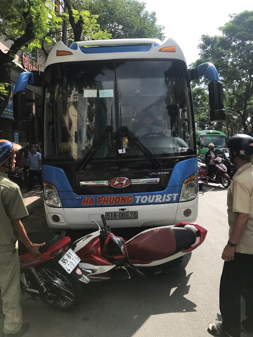 Chủ tịch phường bị tông đổ xe khi đi dẹp vỉa hè - 1
Chiếc xe máy của ông Đạt bị xe khách tông đổ.