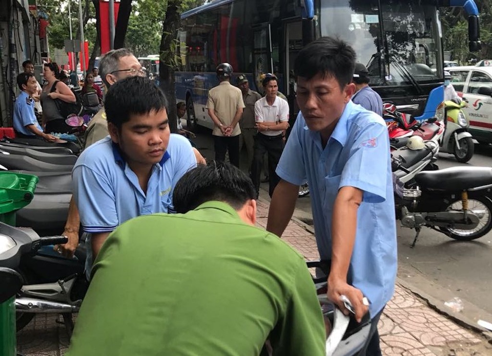 Chủ tịch phường bị tông đổ xe khi đi dẹp vỉa hè - 2 Tài xế xe khách (bên phải hình) làm việc với công an