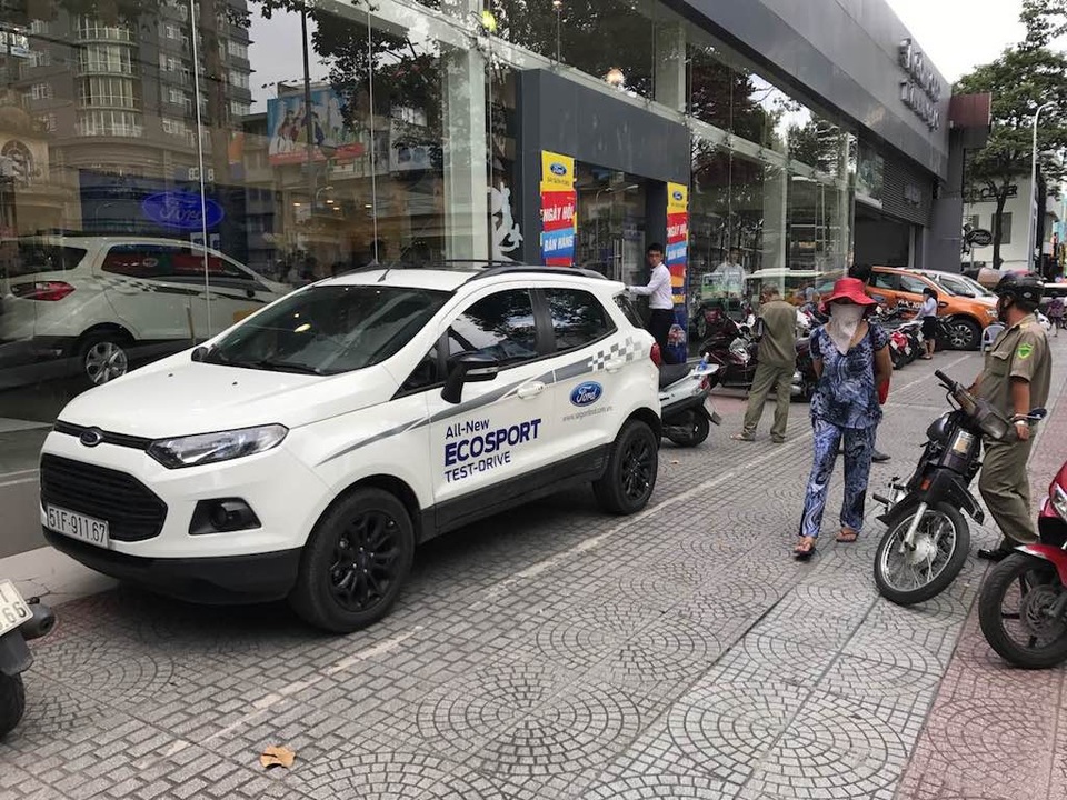Chủ tịch phường bị tông đổ xe khi đi dẹp vỉa hè - 3 Xe ô tô của cửa hàng đậu trên vỉa hè đường Trần Hưng Đạo, sau khi bị xử phạt, nữ quản lý ra chửi bới tổ công tác