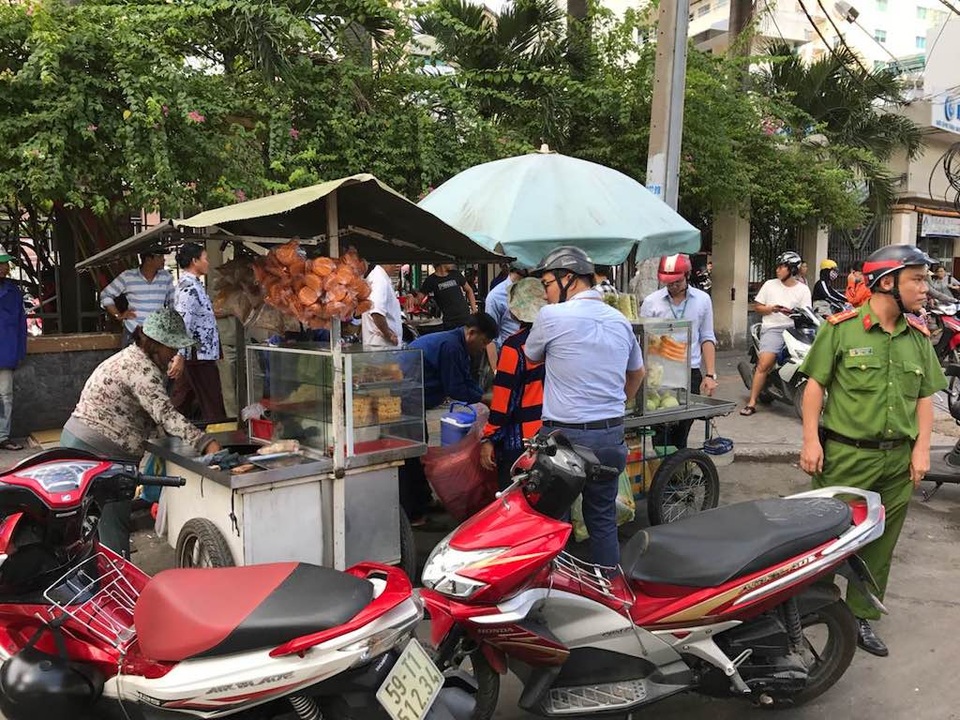 Chủ tịch phường bị tông đổ xe khi đi dẹp vỉa hè - 4 Người bán hàng rong trước bệnh viện Từ Dũ bị xử lý