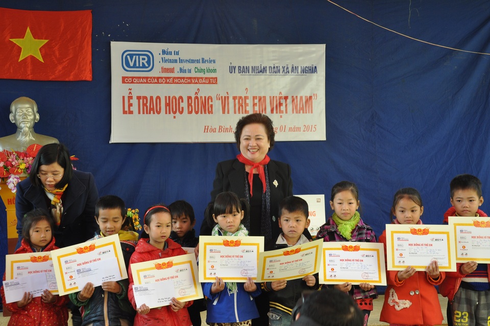 Cùng SeABank bay cao những ước mơ tri thức - 2
Bà Nguyễn Thị Nga – Chủ tịch HĐQT SeABank trao học bổng cho các em học sinh nghèo xã Ân Nghĩa, huyện Lạc Sơn, Hòa Bình