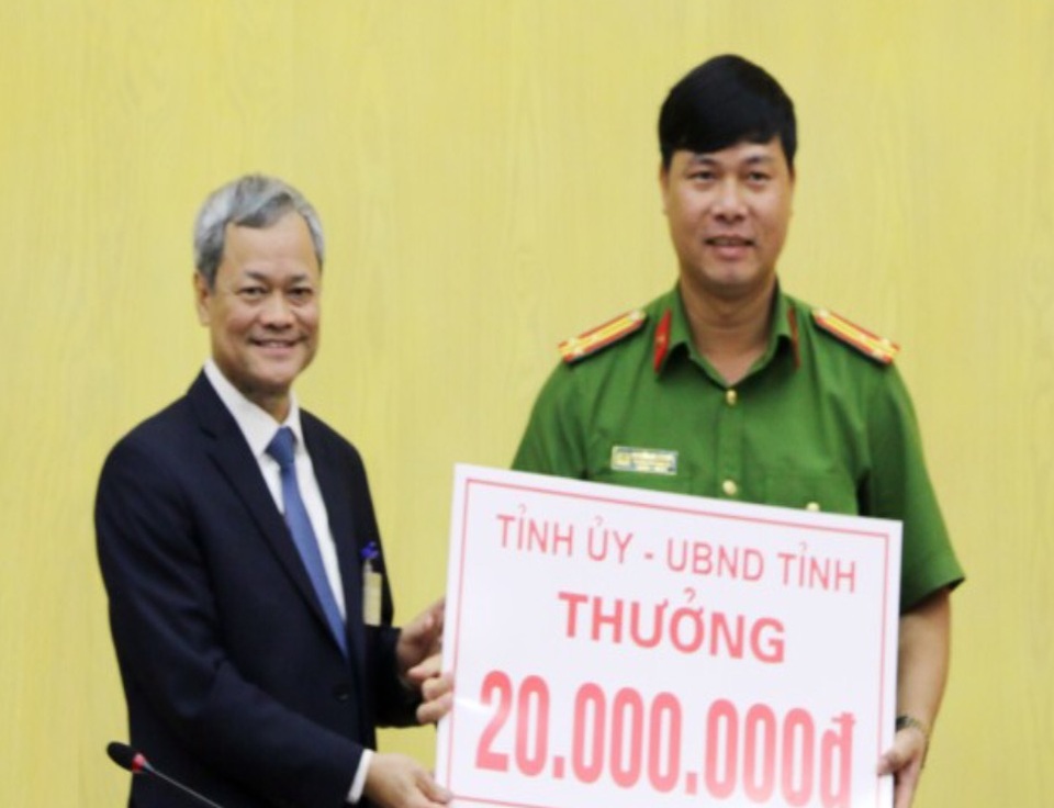Thưởng nóng chuyên án phá vụ nữ Giám đốc HTX bị giết, cướp tài sản - 1 Ông Nguyễn Tử Quỳnh - Chủ tịch UBND tỉnh Bắc Ninh thưởng nóng 20 triệu đồng cho Ban Chuyên án nhanh chóng điều tra, bắt giữ đối tượng Nguyễn Thị Thảo giết nữ Giám đốc HTX cướp tài sản