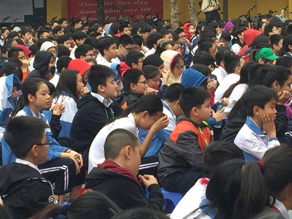 Buổi sinh hoạt dưới cờ khiến hàng nghìn học sinh bật khóc - 5 Một nữ sinh bật khóc nức nở