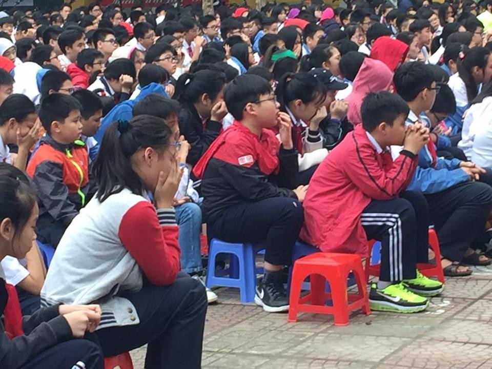 Buổi sinh hoạt dưới cờ khiến hàng nghìn học sinh bật khóc - 6 Các nam sinh mắt cũng hoe đỏ