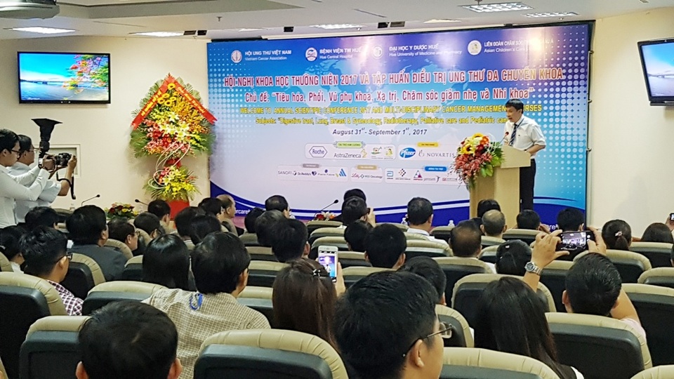 Chú ý đến chăm sóc giảm nhẹ bệnh nhân ung thư - 1 PGS.TS. Phạm Như Hiệp, Giám đốc Bệnh viện Trung ương Huế phát biểu khai mạc tại Hội nghị