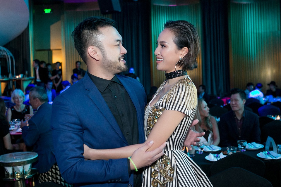 Khi gặp lại Petey Majik Nguyễn, “người tình” trong phim “Âm mưu giày gót nhọn”, cả hai đã ôm nhau thắm thiết. Phương Mai tiết lộ, ngoài cơ hội đóng phim cùng nhau, cô và Petey còn nhiều lần kết hợp làm MC tại nhiều sự kiện tại TP HCM, do đó cả hai rất gần gũi và yêu mến nhau.