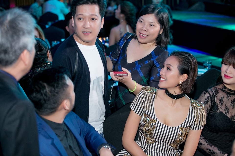 Nghệ sĩ hài Trường Giang khiến không khí bữa tiệc trở nên vui vẻ, huyên náo.