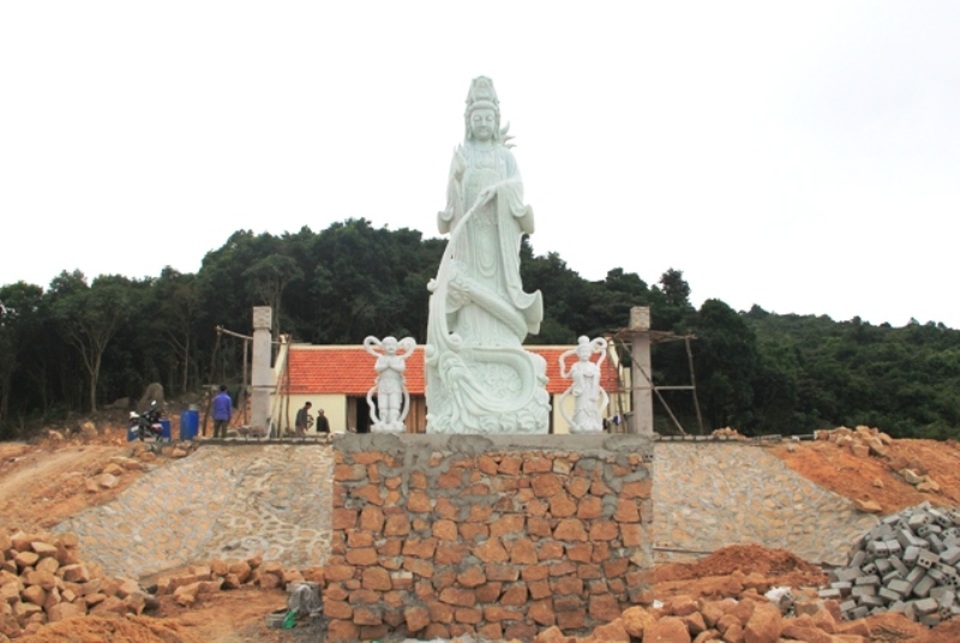 Quần thể Am Các chứa nhiều bí ẩn trên núi cao giữa vùng đồng bằng ven biển - 10 Bằng việc kêu gọi đầu tư xã hội hóa của chính quyền huyện Tĩnh Gia và sư thầy Thích Nguyên Đại, những con đường lên núi đang được mở, nhiều công trình kiến trúc đã và đang được phục dựng. Đây là khu thờ Mẫu đang được trùng tu lại.