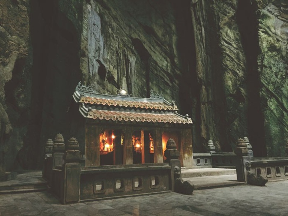 Sống an nhiên như người Đà Nẵng… - 2 Không chỉ du lịch, Đà Nẵng cũng là địa điểm hành hương nổi tiếng, mảnh đất sở hữu nhiều ngôi chùa linh thiêng, huyền bí. Có ý kiến cho rằng, tính cách hiền hòa và lối sống an nhiên của người Đà Nẵng được phần nào lý giải bởi ảnh hưởng của giáo lý nhà Phật.