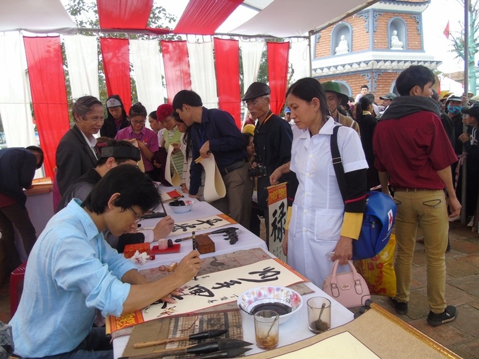 Rất nhiều người dân đến chùa Hoằng Phúc để xin chữ đầu năm