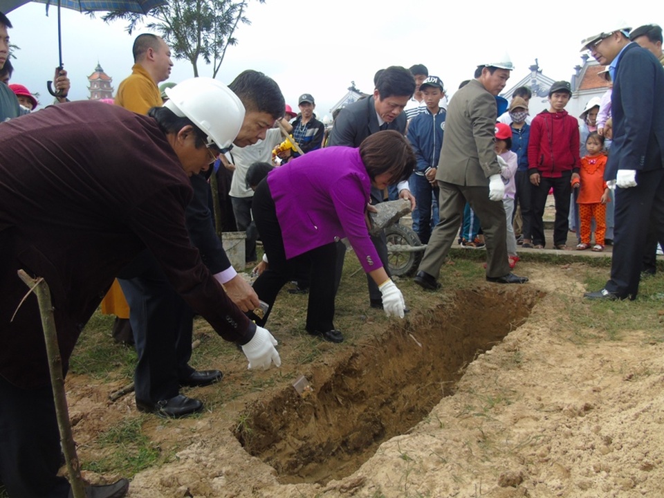 Sáng ngày 18/2, chùa Hoằng Phúc cũng đã tổ chức lễ động thổ và khởi công xây dựng Niệm Phật Đường trong khuôn viên của ngôi cổ tự này