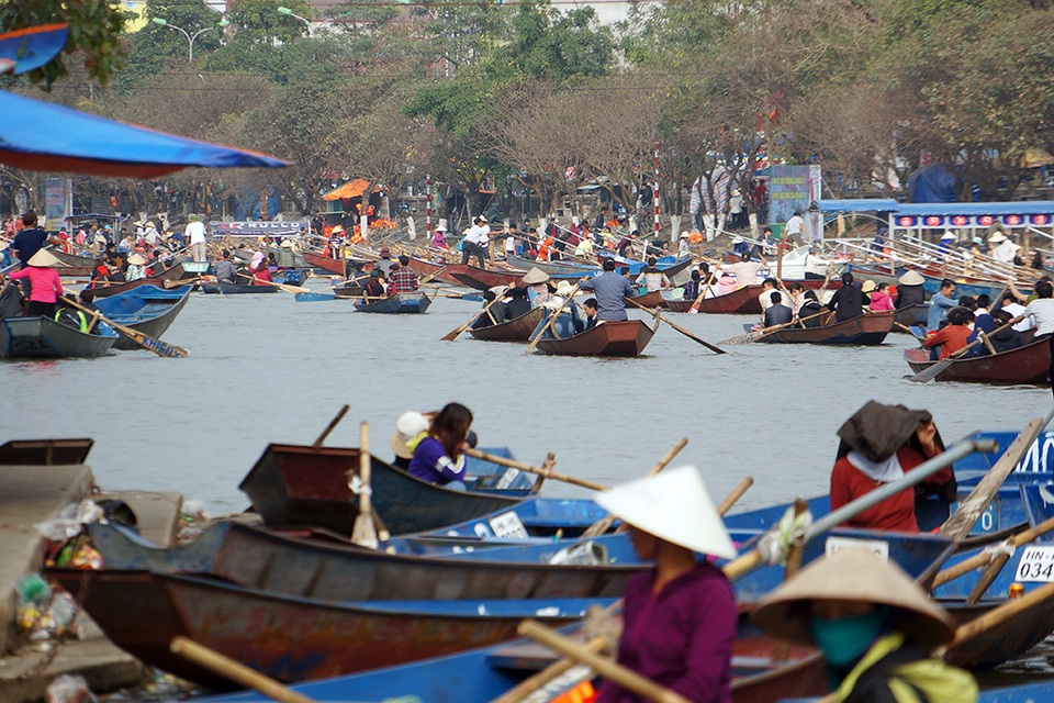 
Bến Đục trên dòng suối Yến, thuyền chở khách tấp nập đưa du khách đi trẩy hội chùa Hương.

