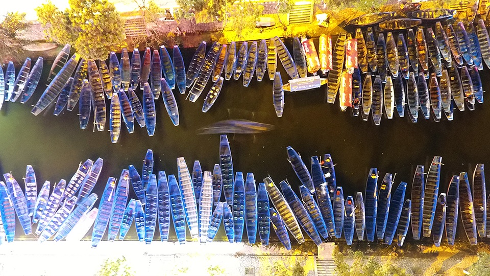 
Bến thuyền trên dòng suối Yến về đêm.
