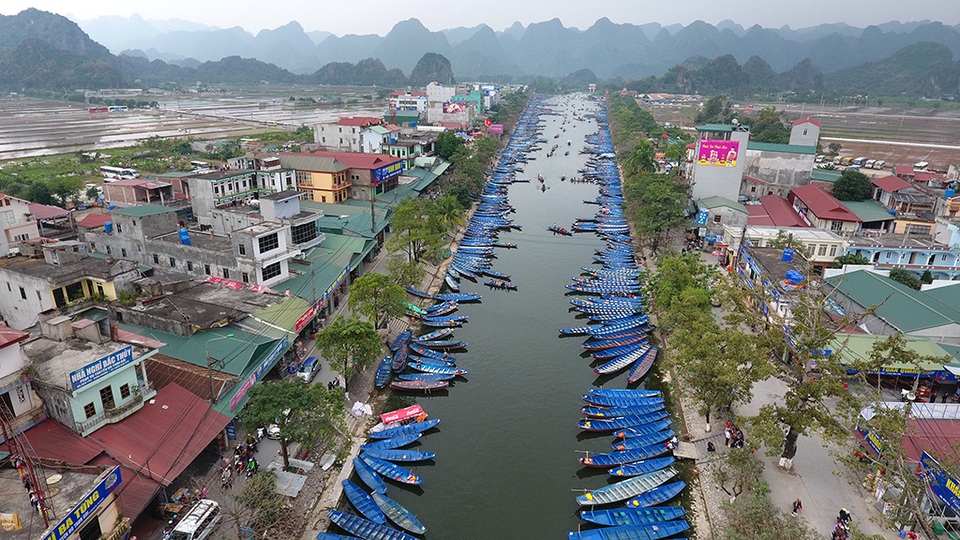 
Toàn cảnh suối Yến với hàng nghìn chiếc thuyền đậu kính hai bờ.
