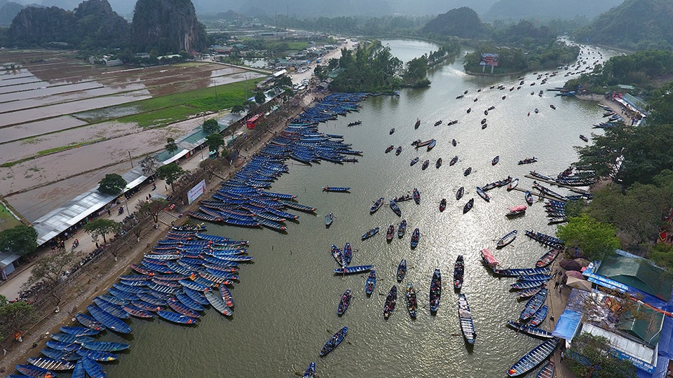 
Dòng suối Yến lượn quanh những ngọn núi thơ mộng, đưa du khách đến với các điểm dâng hương, lễ Phật.
