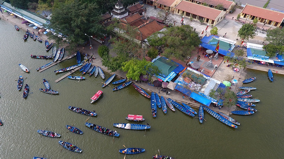 
Đền Trình là điểm du khách đến dâng hương đầu tiên trong hành trình trẩy hội chùa Hương.
