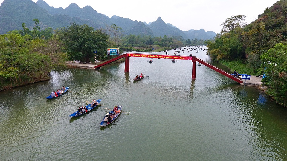 
Cầu Hội bắc qua dòng suối Yến.
