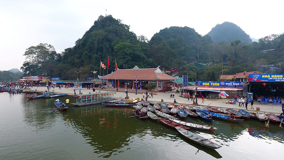 
Bến cuối cùng của hành trình là lối lên chùa Thiên Trù.
