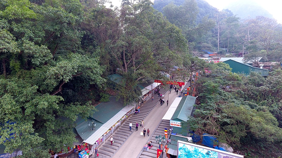 
Từ đây du khách phải đi bộ khoảng 500m để lên chùa Thiên Trù và vào động Hương Tích.
