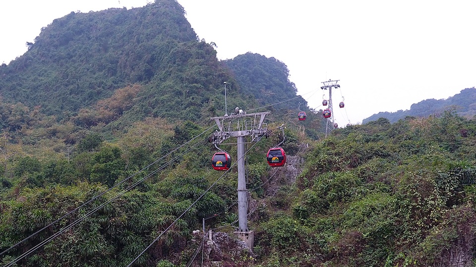 
Từ chùa Thiên Trù, các du khách có thể chọn đi bộ hoặc đi cáp treo để vào động Hương Tích.
