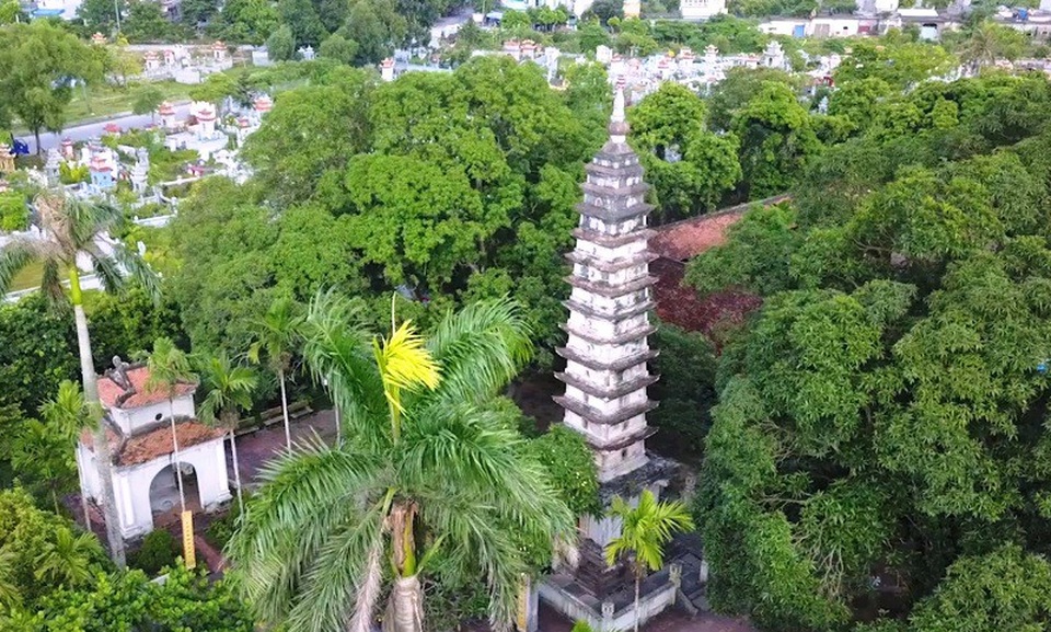 Tháp Phổ Minh - Dấu tích Hào khí Đông A - 1 Tháp Phổ Minh được xây dựng hình vuông, gồm 14 tầng, cao 19,5 m. Hai tầng dưới làm bằng đá mỗi chiều dài 5,2 m