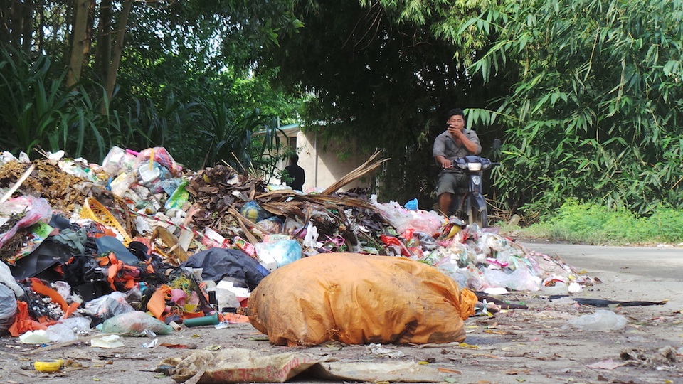 Hà Nội: Dân làng khổ sở vì "sống chung với rác" - 2
Người dân đi qua đây đều bịt mũi vì không chịu nổi mùi hôi.